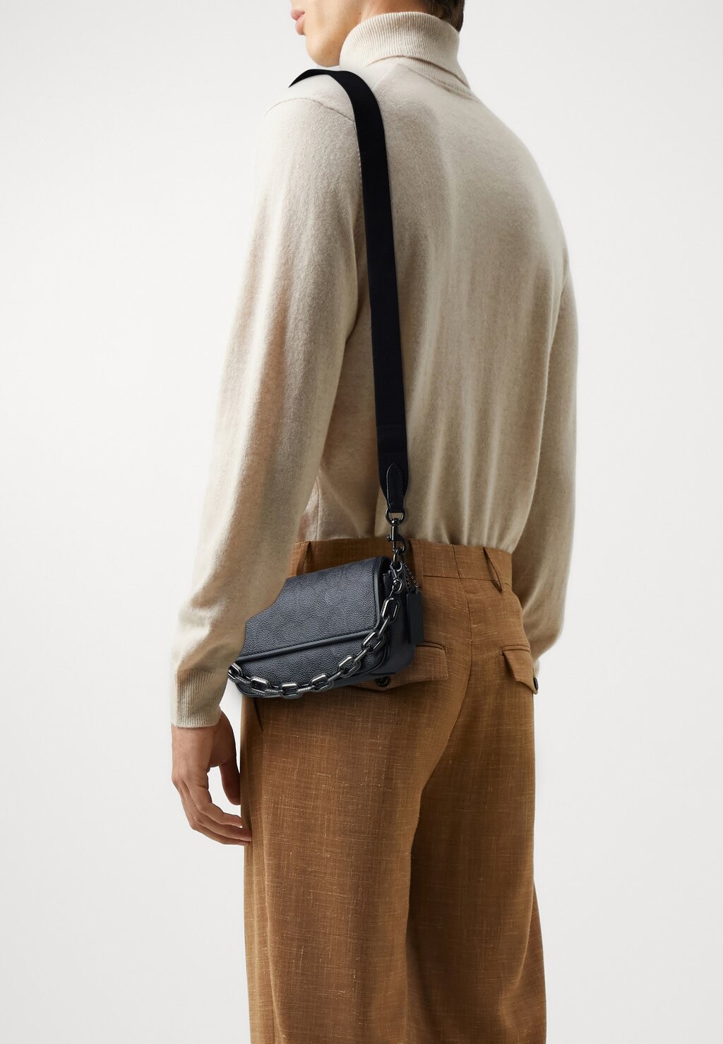 

Сумочка CHARTER FLAP CROSSBODY SIGNATURE Coach, темно-серый