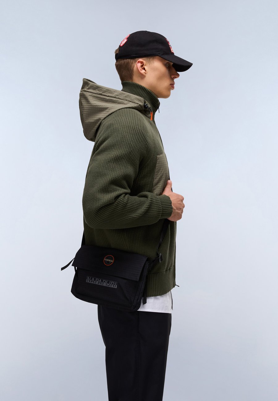 

Сумка кросс-боди Napapijri Cross body bag, Black Beauty/Black