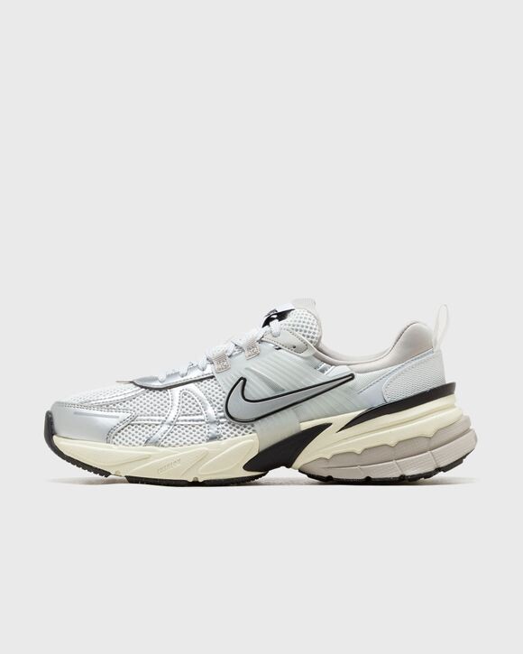 

Кроссовки Nike Wmns V2K Run, цвет summit white/metallic silver