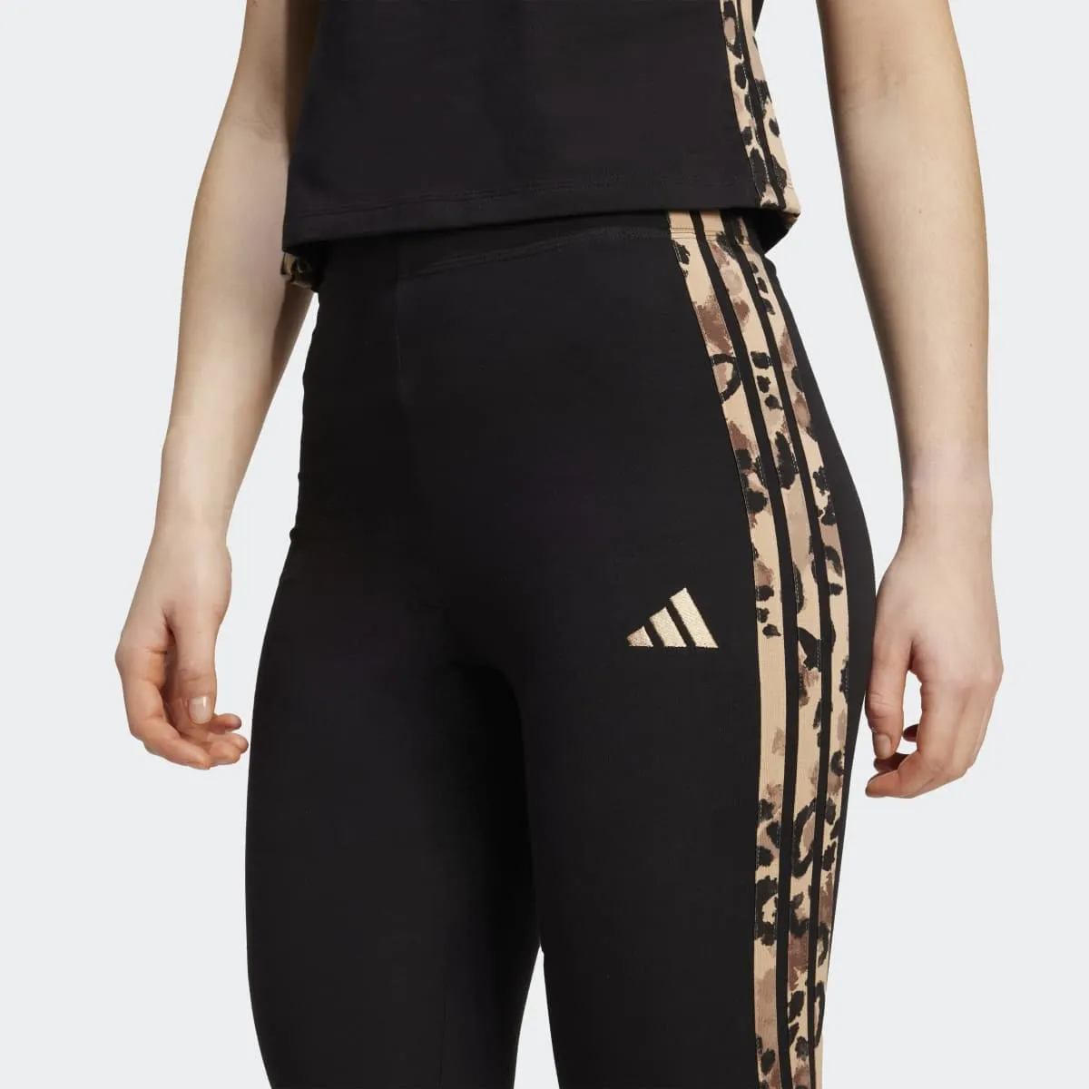 Женские леггинсы 3 полоски с анималистичным принтом adidas, черный — фото 4