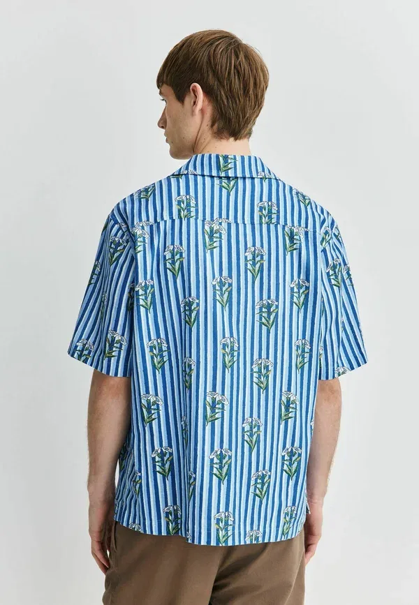 Футболка Next, Regular fit print short sleeve shirt, цвет темно-синий с цветочным узором в полоску — фото 3