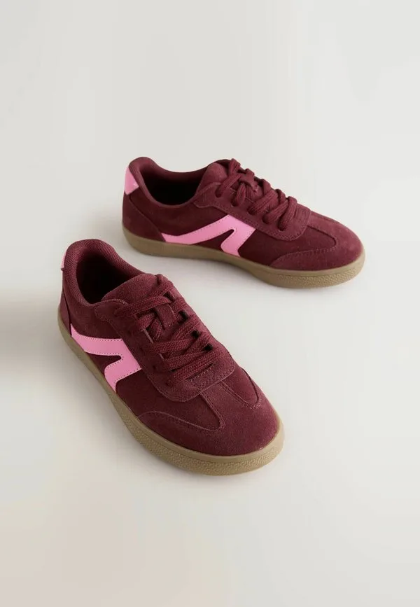 Кроссовки на шнуровке стандартного кроя для повседневной носки Next, Burgundy Red Suede — фото 2