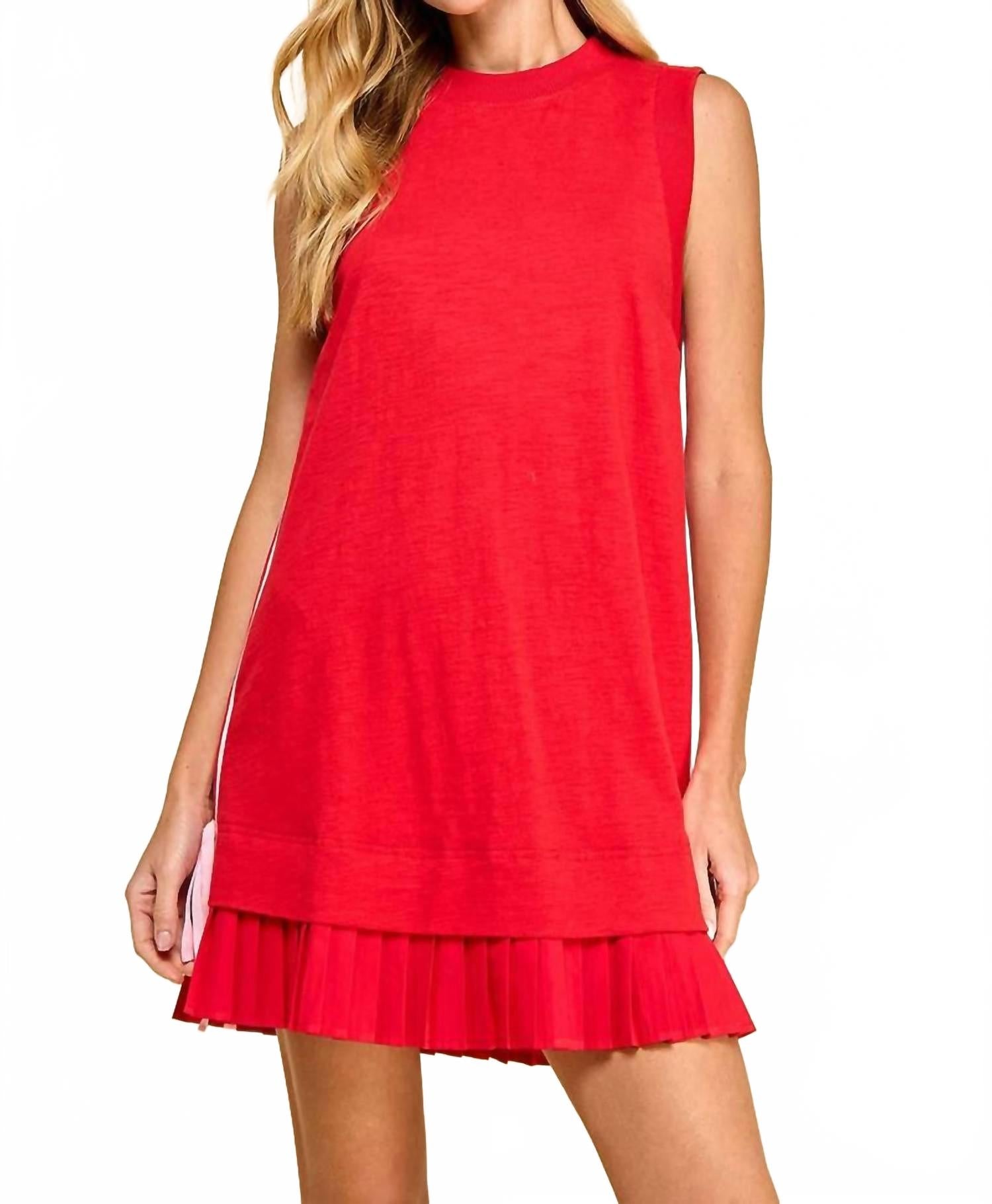 

Полосатое вязаное платье в красном цвете TCEC