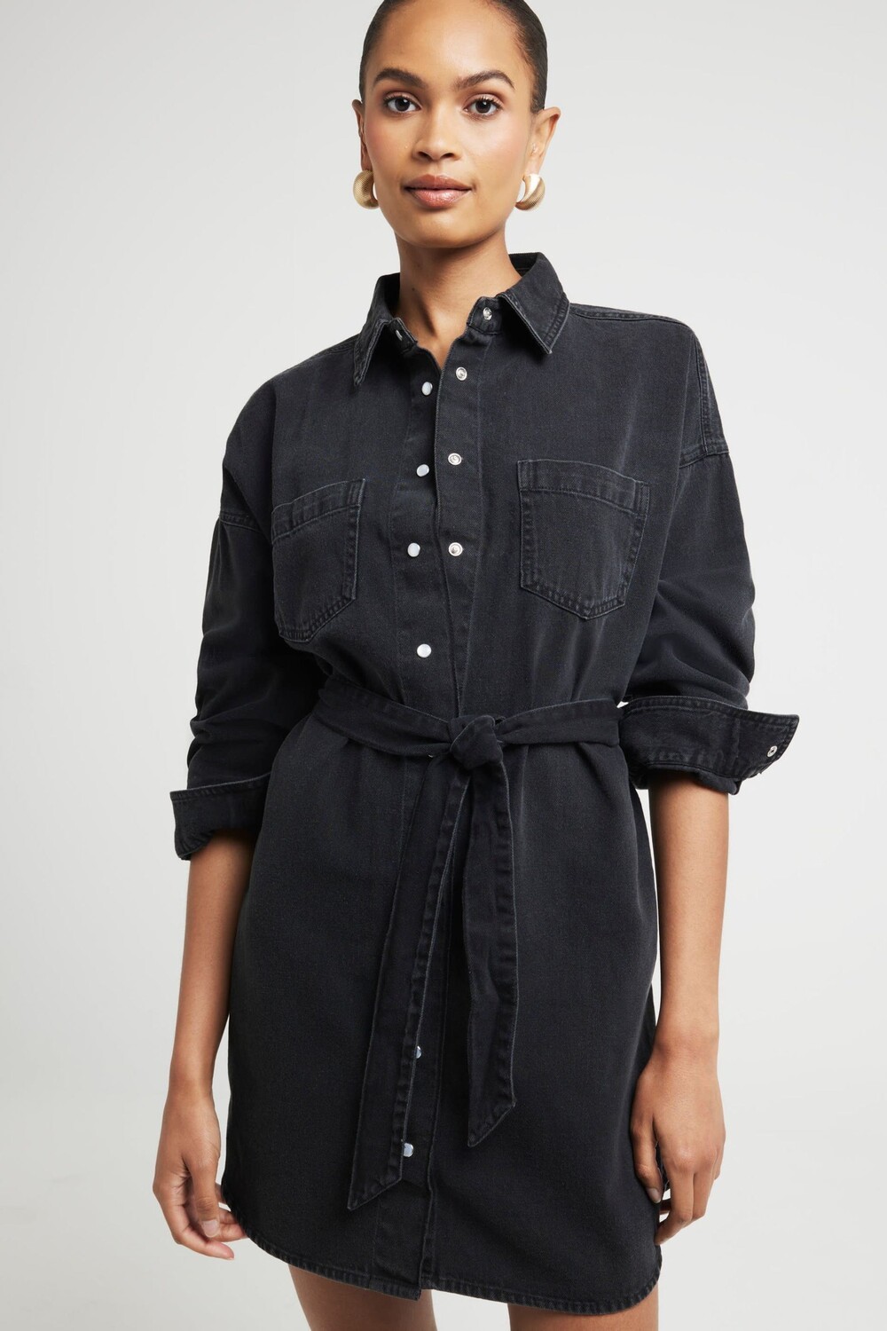 

Платье рубашка из денима с поясом River Island, черный