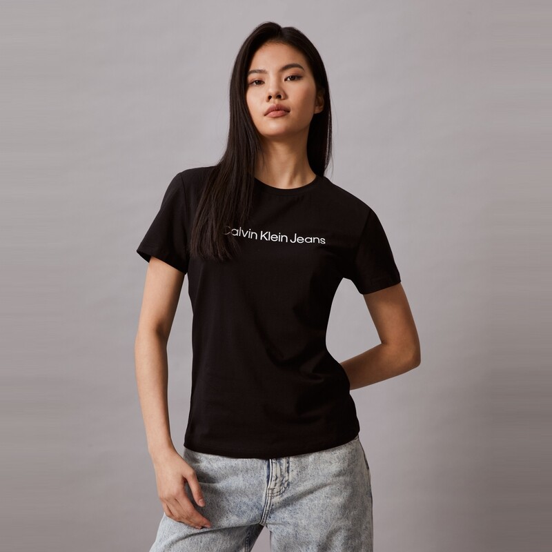 

Футболка классическая женская Calvin Klein Jeans с буквенным принтом, фиолетовый