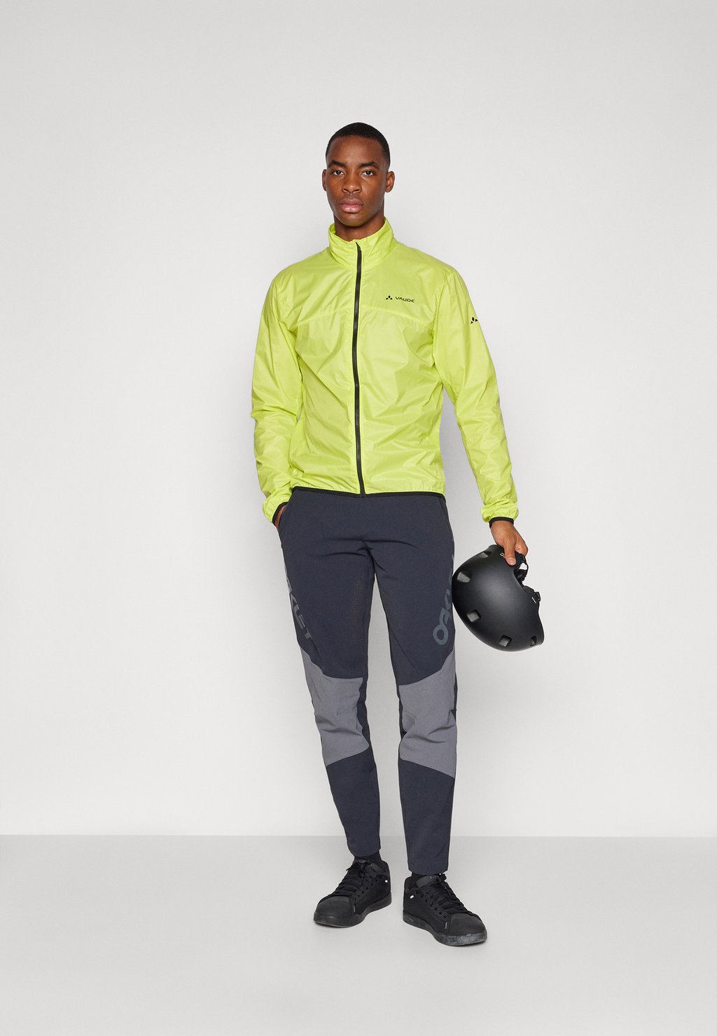 

Ветровка MENS MATERA AIR JACKET Vaude, зеленый