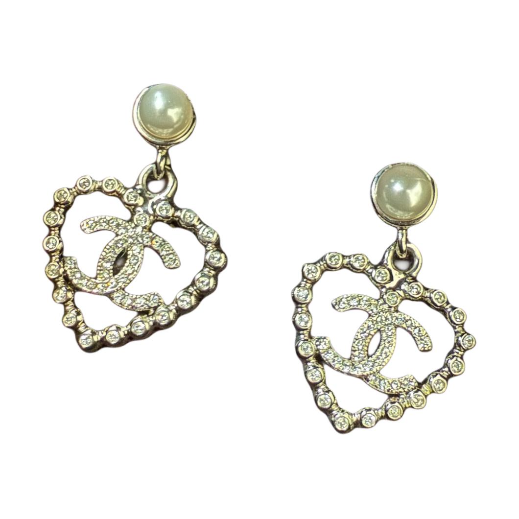 

Женские золотые серьги-гвоздики с жемчугом CHANEL, золотой