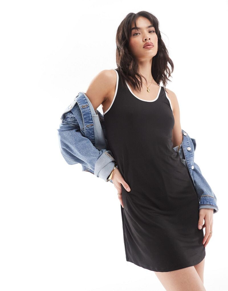 

Vero Moda – черное трикотажное платье с мини-юбкой и контрастной окантовкой