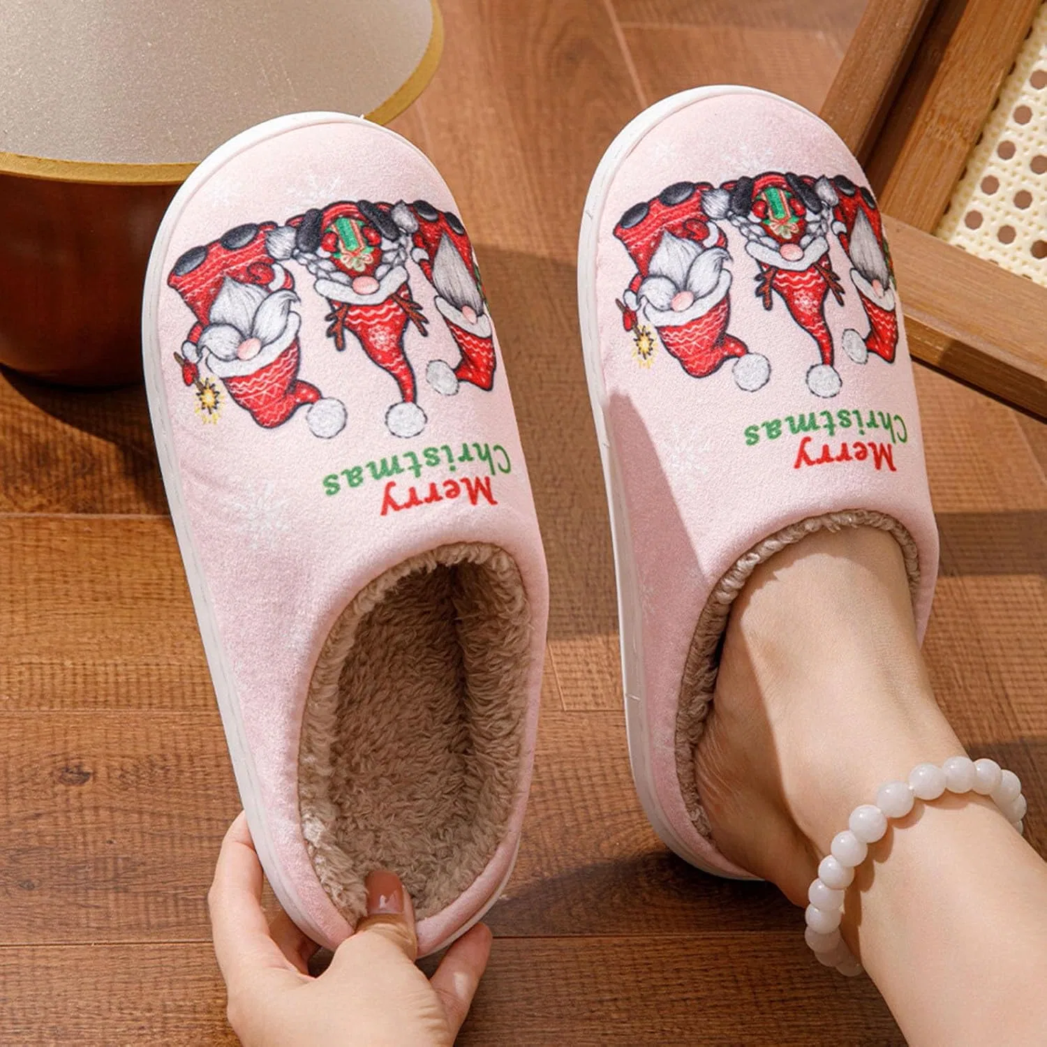 Hausschuhe Damen Herren - Rentier Lustig Weihnachtsschuhe Weihnachts Weich Winterhausschuhe Pantoffeln Warme Flache Тапочки Hauspuschen Plüsch Rutschfeste Hüttenschuhe Elchmuster Bequeme Heimschuhe HTNEDNST, B42 Pink — фото 3