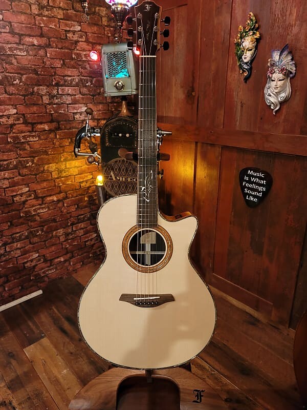 

Акустическая гитара Furch Red Gc LR with Free Furch Guitar Strap 102312