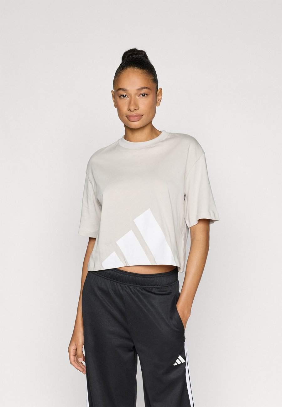 

Футболка Adidas Sportswear ESSENTIALS BIG LOGO BOYFRIEND , Alumina/White/Beige, Белый, Футболка Adidas Sportswear ESSENTIALS BIG LOGO BOYFRIEND , Alumina/White/Beige