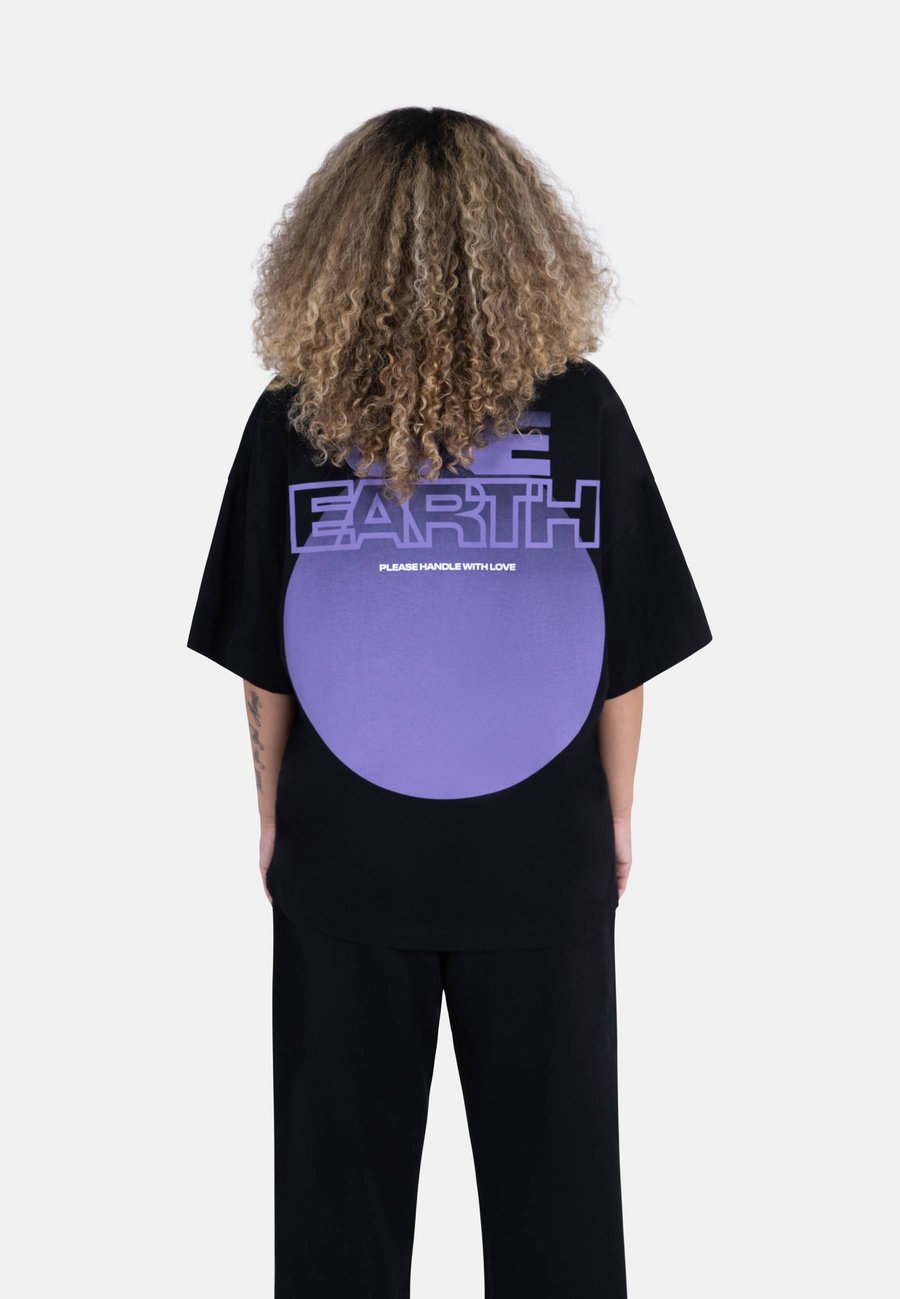 

Футболка The Tracksuit Club ONE EARTH UNISEX, Black, Черный, Футболка The Tracksuit Club ONE EARTH UNISEX, Black