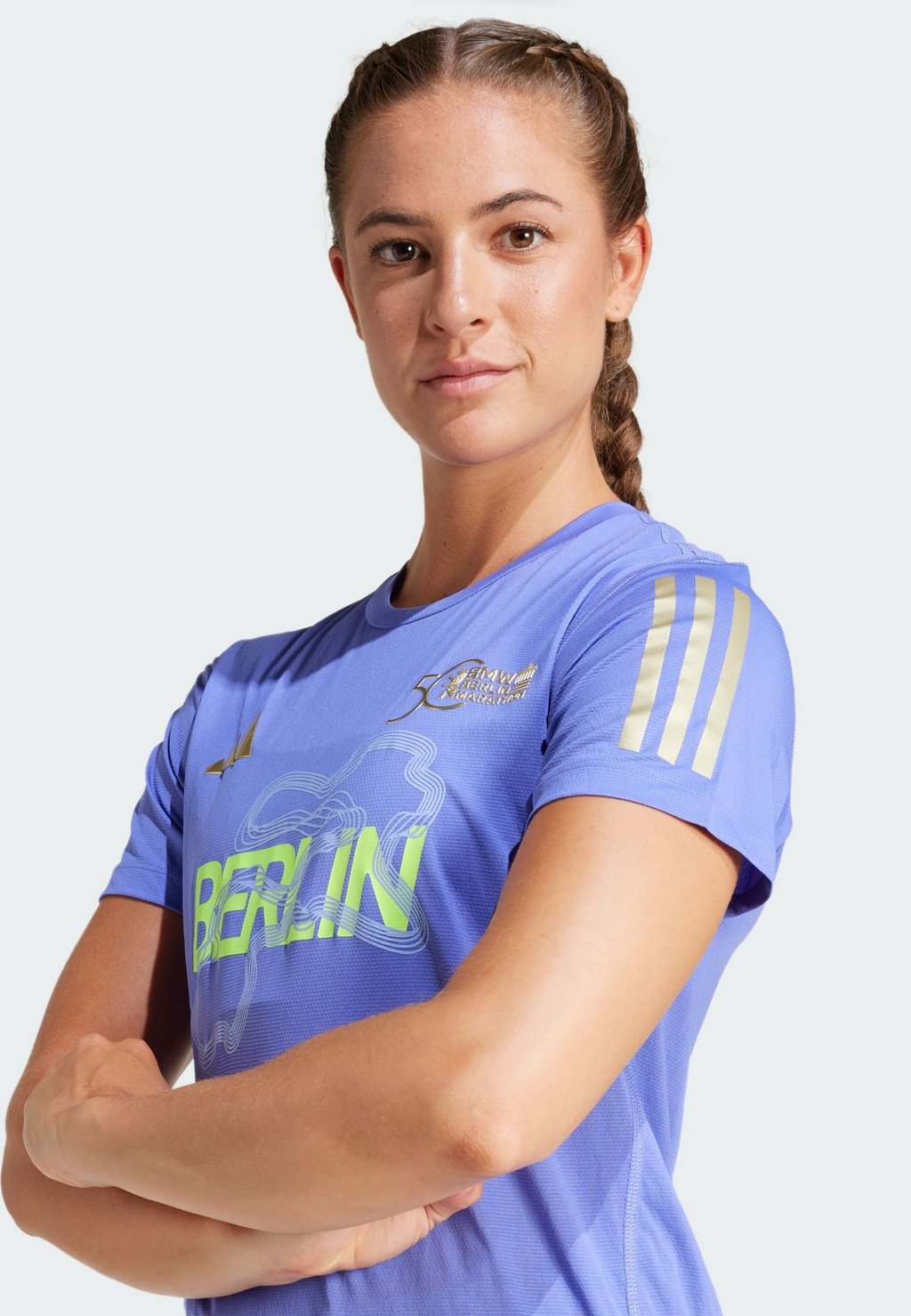 

Футболка с принтом BERLIN MARATHON 2024 FINISHER TEE adidas Performance, светло-голубой