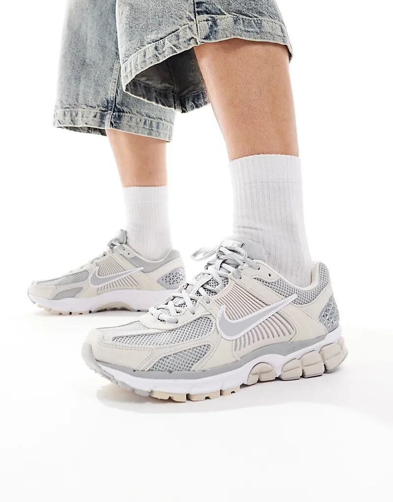 

Кроссовки Nike Zoom Vomero 5 серого и бежевого цветов