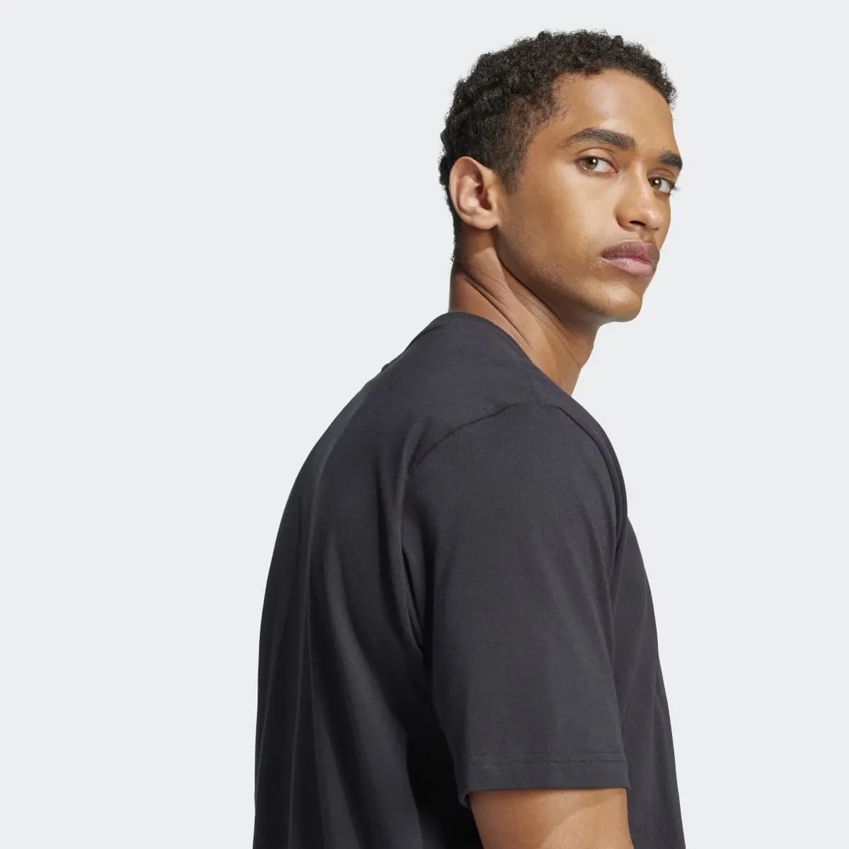 Мужская футболка Adidas Essentials Linear Single Jersey, черный — фото 3