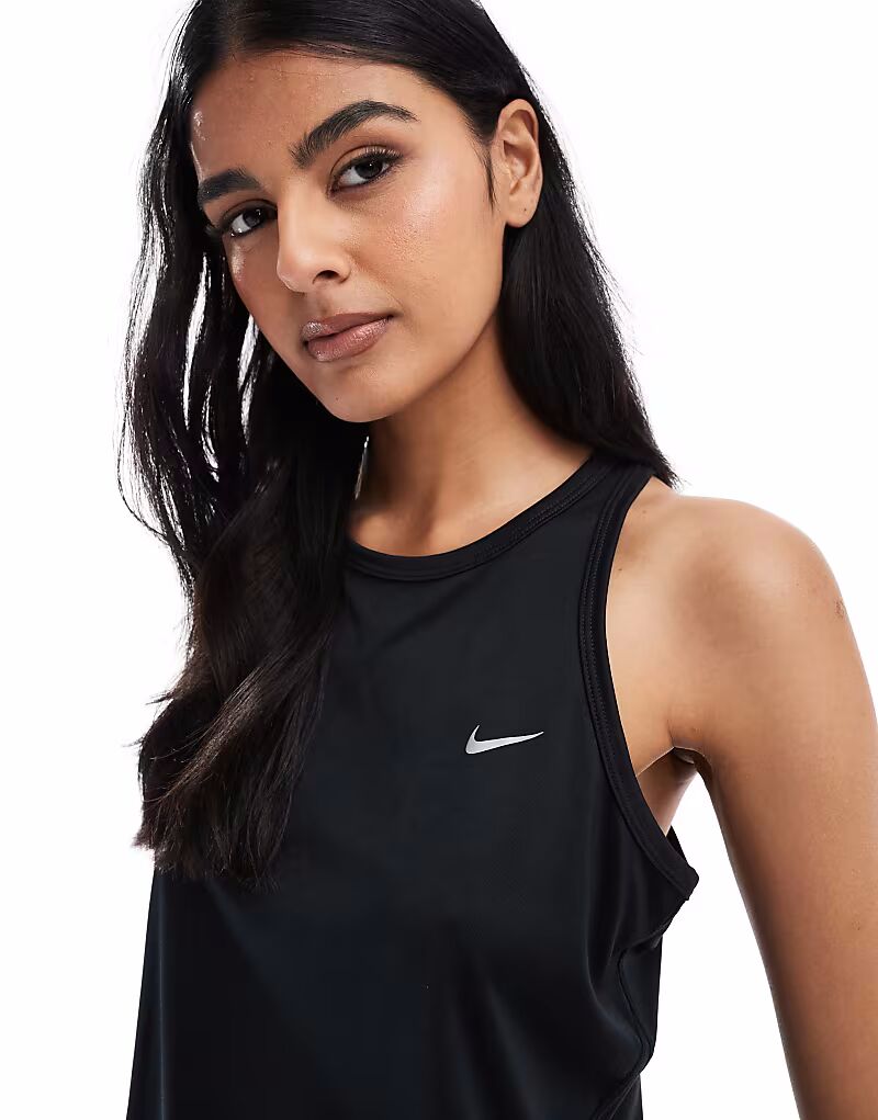 Топ Nike Running Tempo Dri-FIT черного цвета