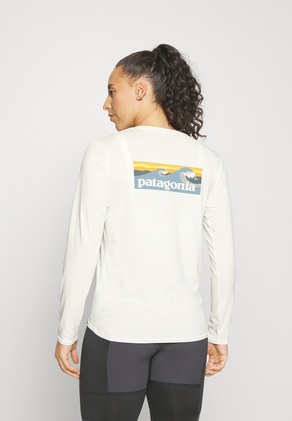 

Топ с длинными рукавами COOL DAILY GRAPHIC WATERS Patagonia, цвет light plume grey/white