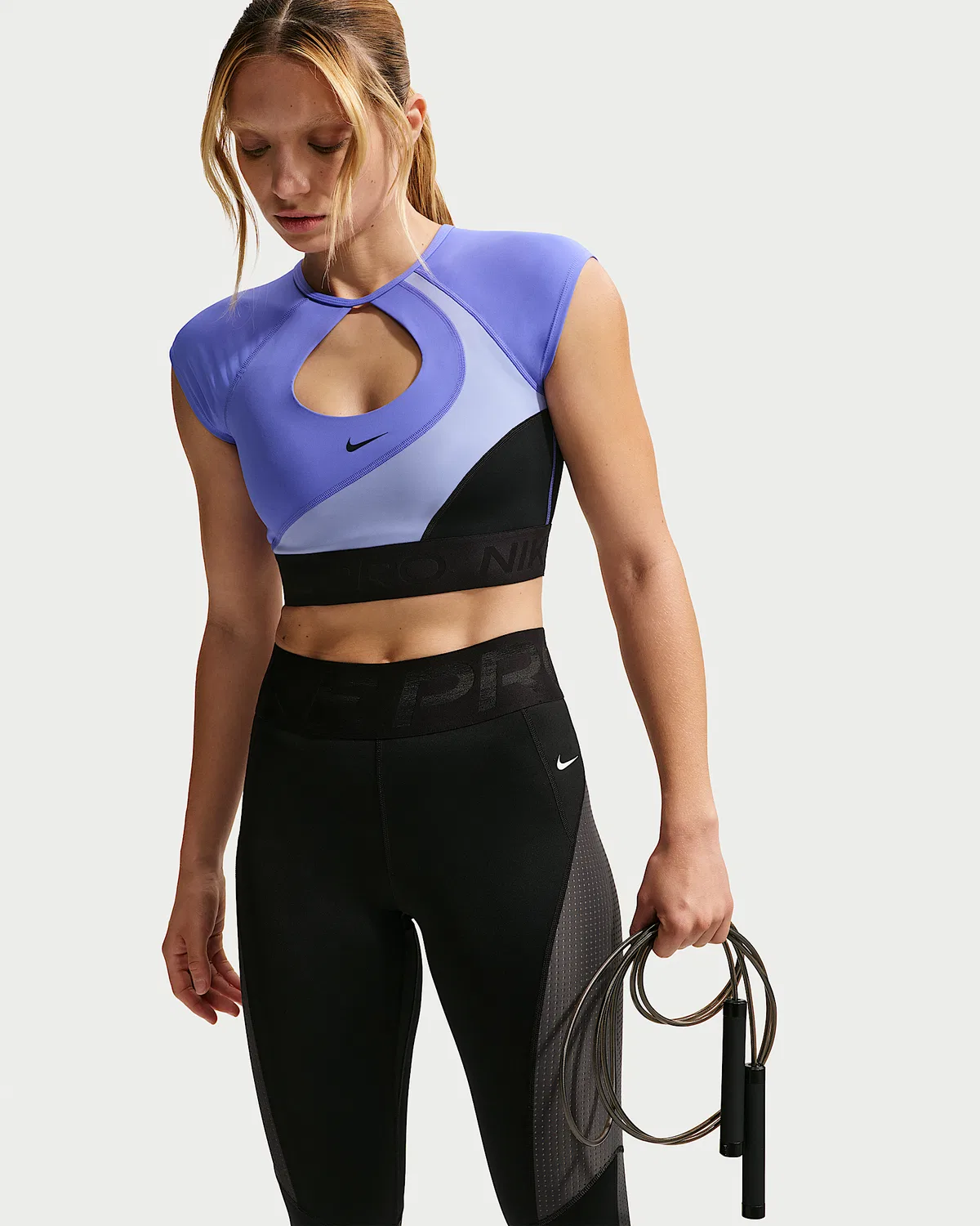 Женский спортивный бюстгальтер Nike Pro Sculpt средней поддержки с поролоном, короткий рукав, Black/Light Thistle/Sapphire/White — фото 3