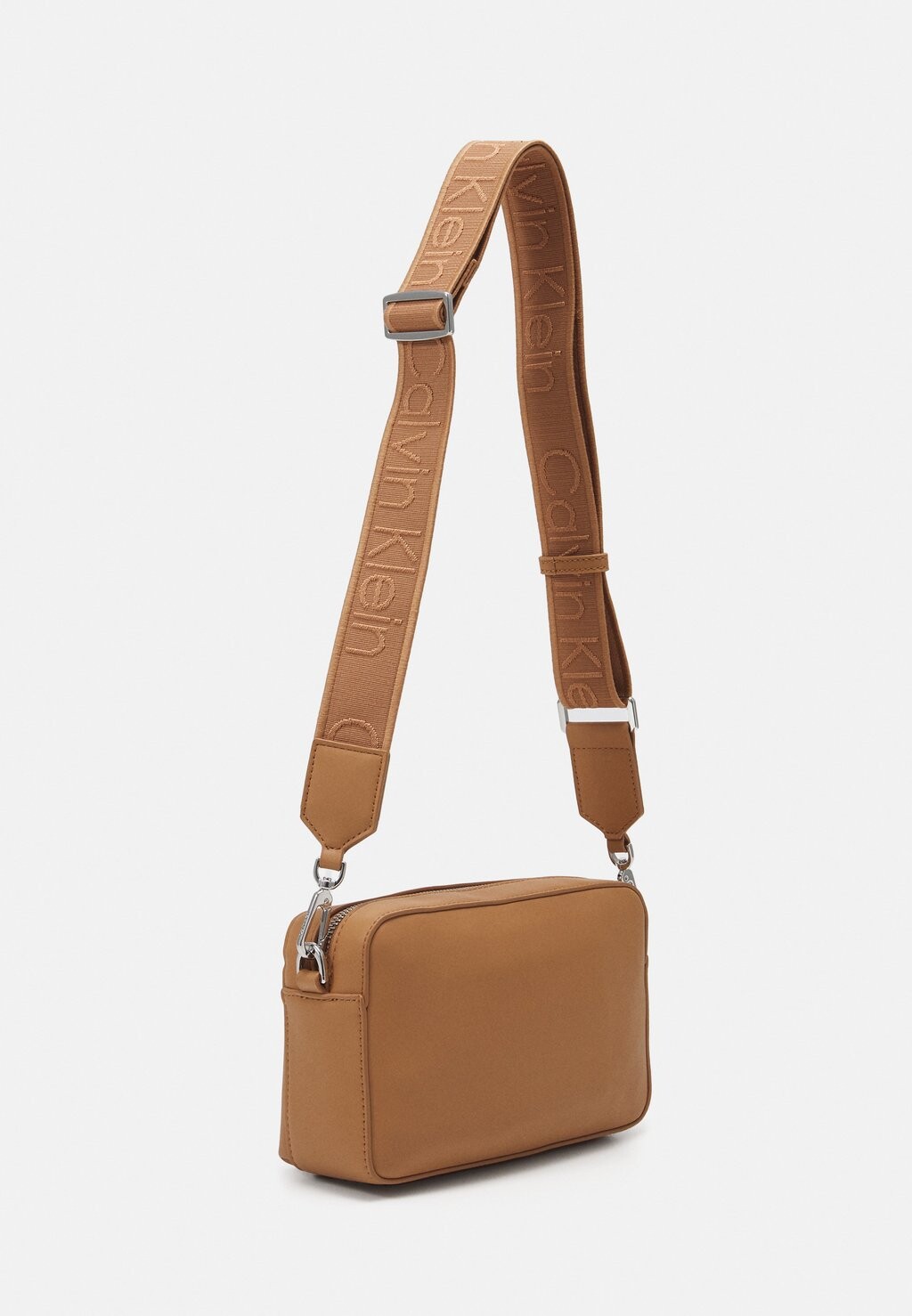 

Сумка через плечо MUST CONVERTIBLE CAMERA BAG Calvin Klein, коричневый