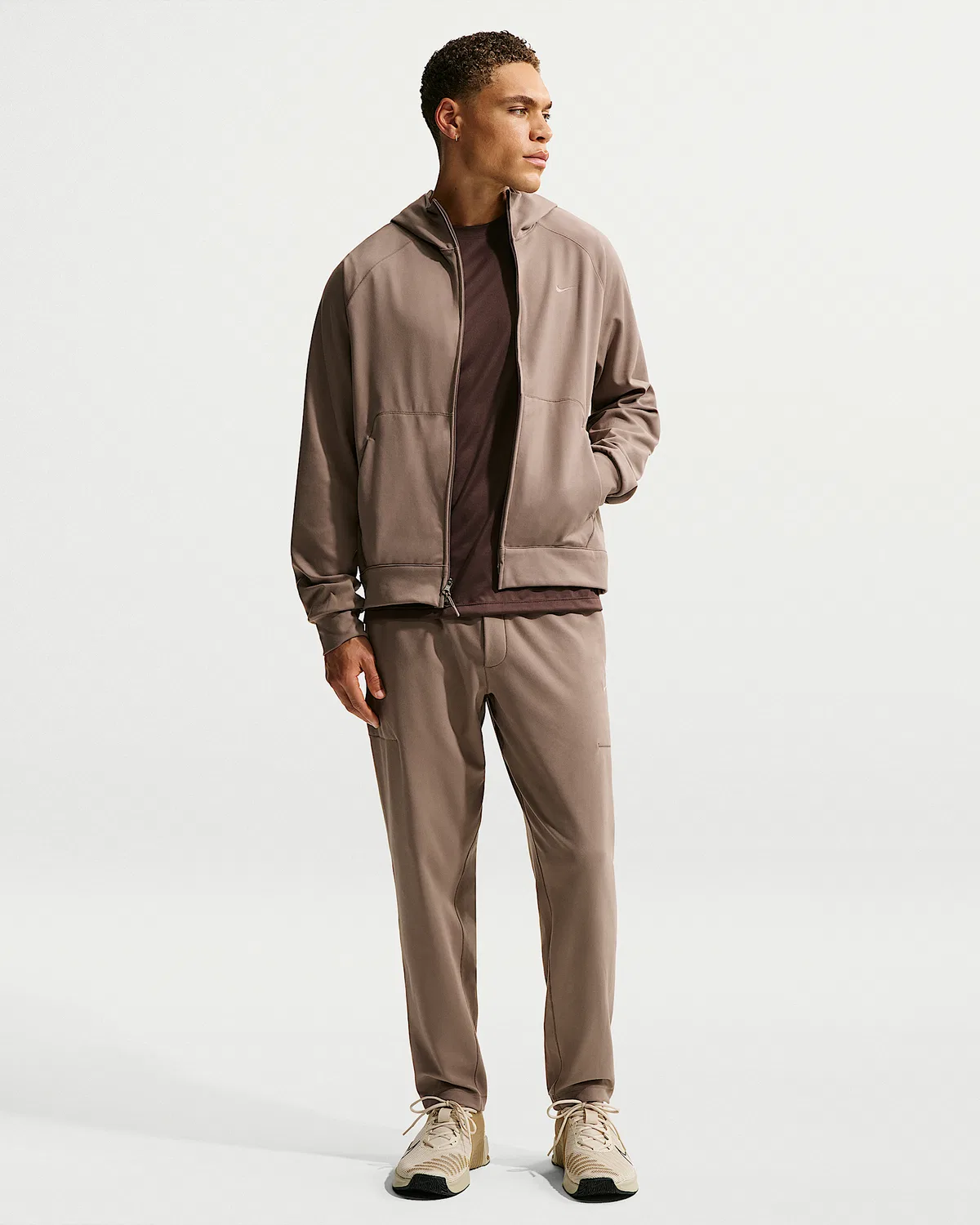 Мужская спортивная куртка Nike Primary NanoKnit Dri-FIT с защитой от ультрафиолета, Mink Brown/Mink Brown — фото 4