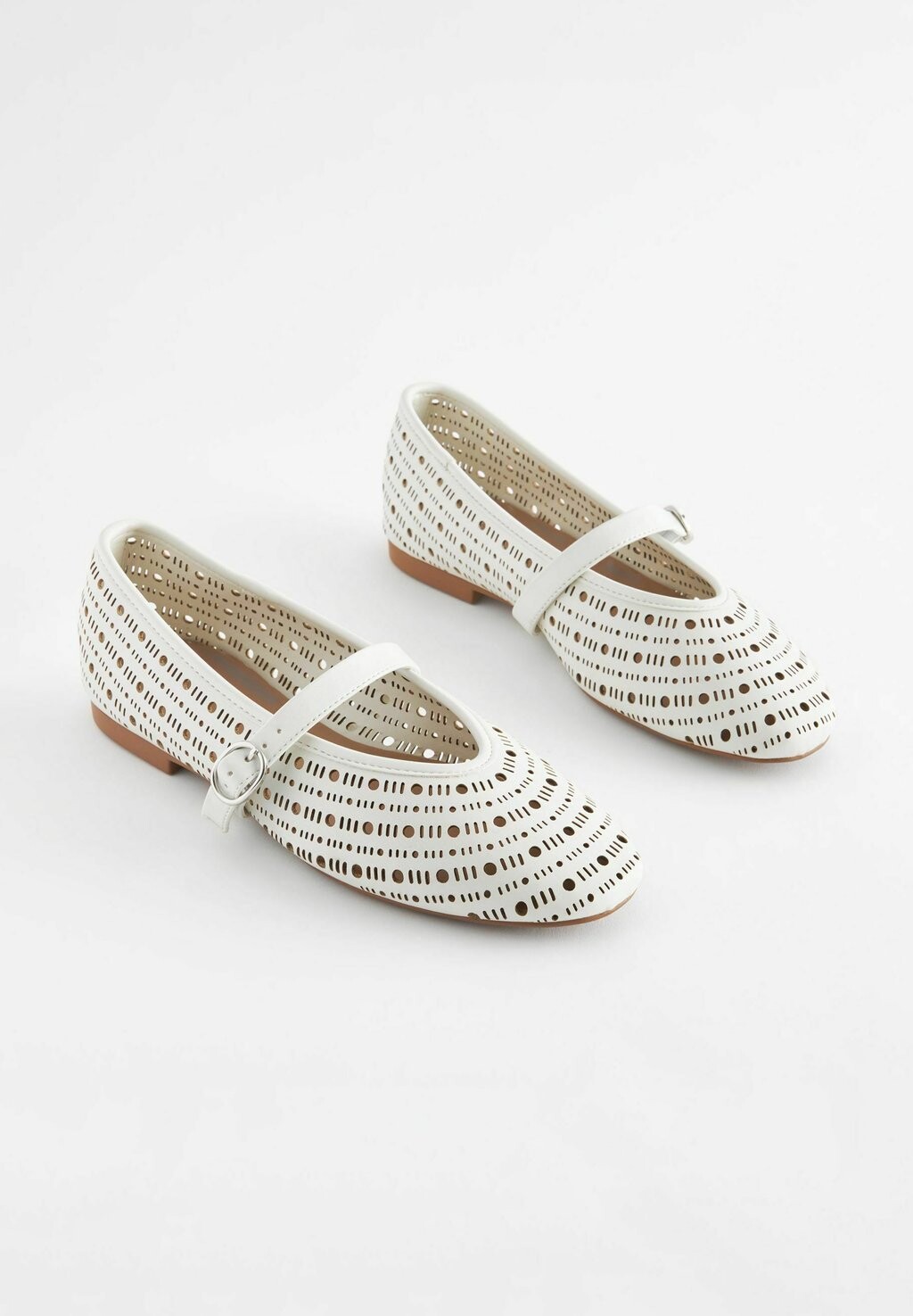 

REGULAR FIT Forever Comfort Lasercut Mary Jane Next, Балетки с ремешком белый