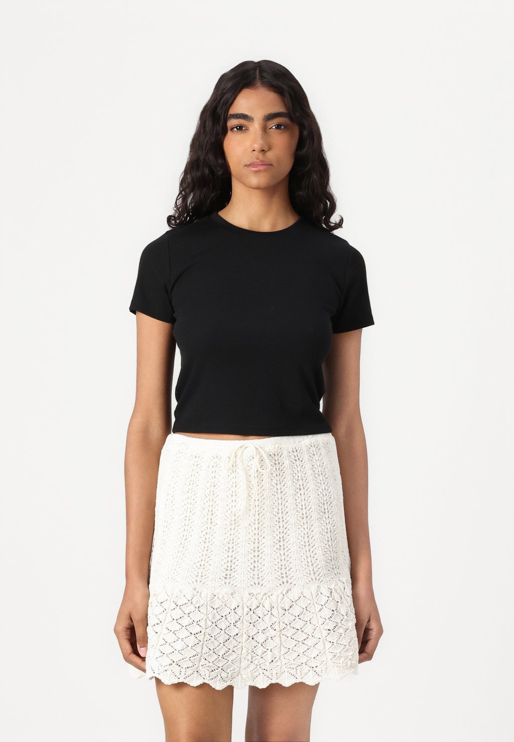 

Базовая футболка ONLELLI SHORT ONLY, черный