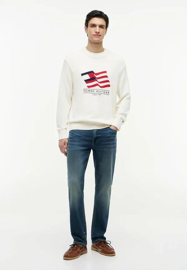 Джемпер Tommy Hilfiger Intarsia flag relaxed crew neck jumper, цвет слоновая кость — фото 2
