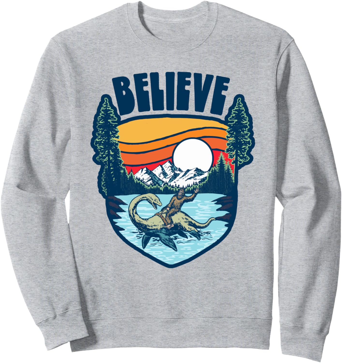 

Верьте! Забавная толстовка с изображением Бигфута верхом на Несси, гор и деревьев Sasquatch Garage, серый