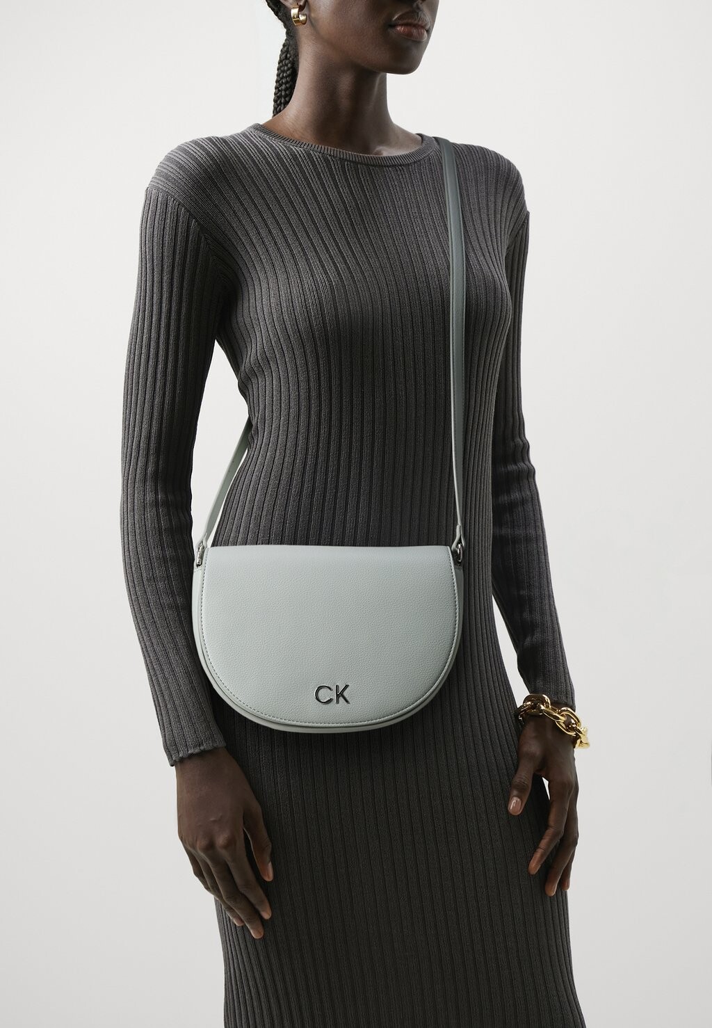 

Сумка на плечо Daily Saddle Bag Calvin Klein, цвет pigeon
