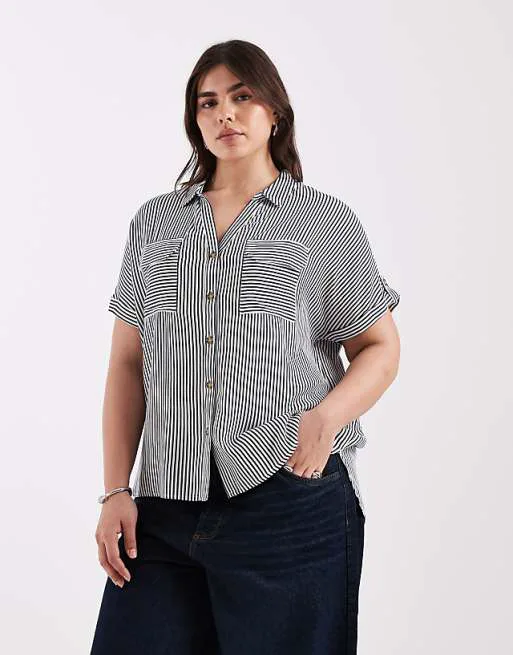 

Темно-синяя рубашка в белую полоску с короткими рукавами и карманами Vero Moda Curve