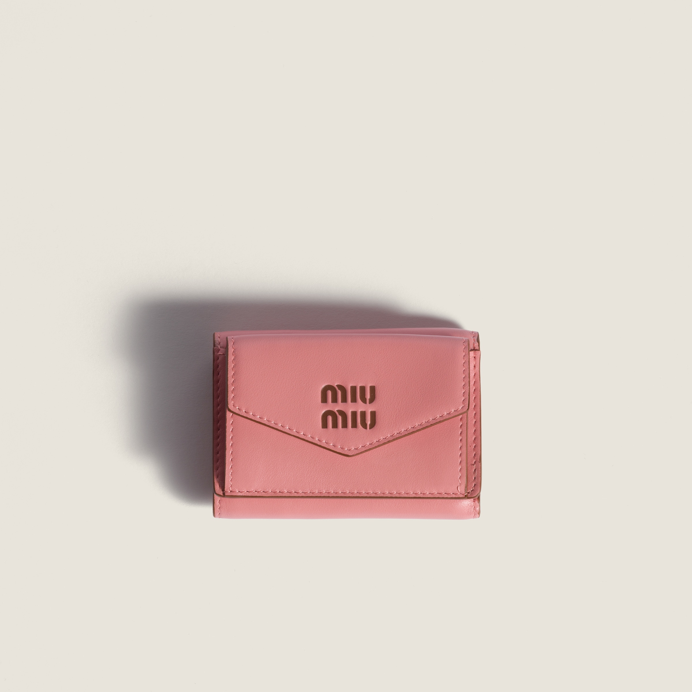 

Маленький кожаный кошелек MIU MIU, камелия/коньяк