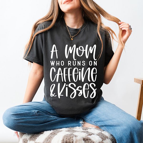 

Футболка с эффектом поношенности для мамы, которая живет на кофеине и поцелуях Simply Sage Market, Pepper