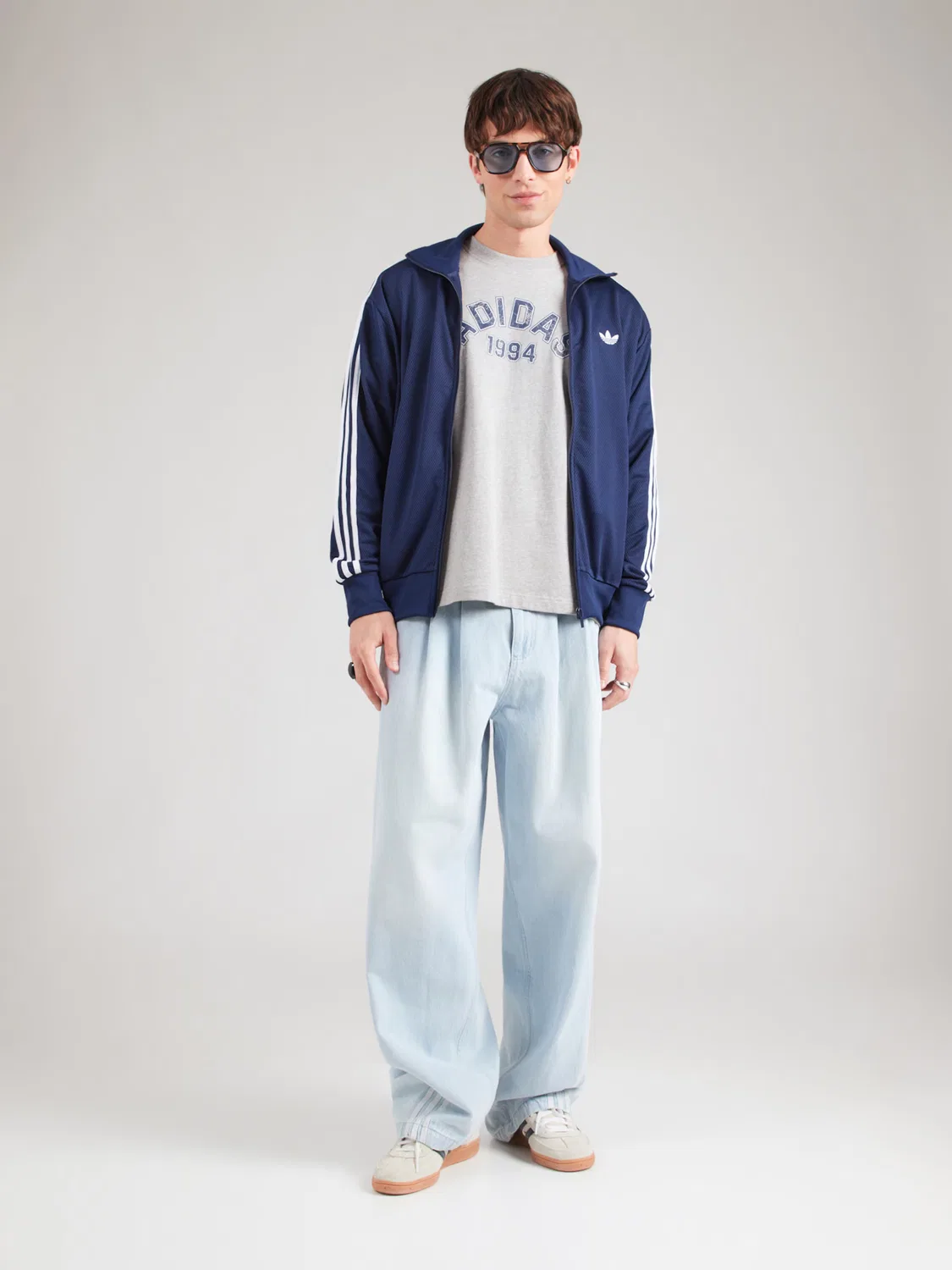 Футболка Adidas Originals светло-серого цвета — фото 3