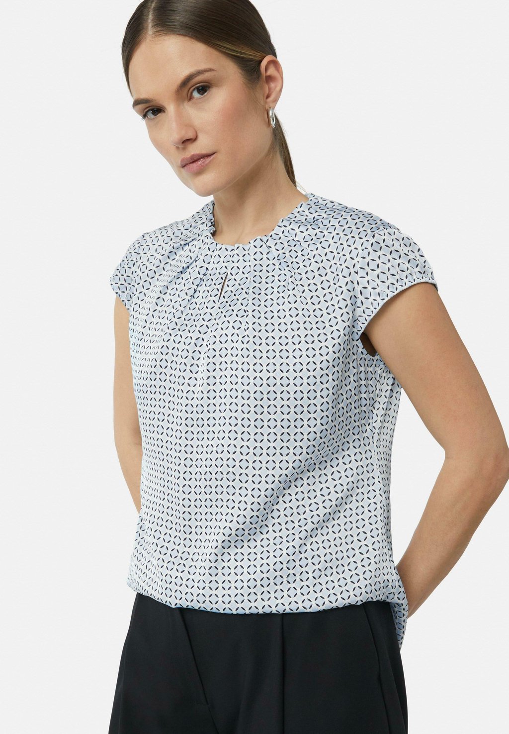 

Блуза MIT RAFFUNG UND ALL-OVER-PRINT comma, светло-голубой