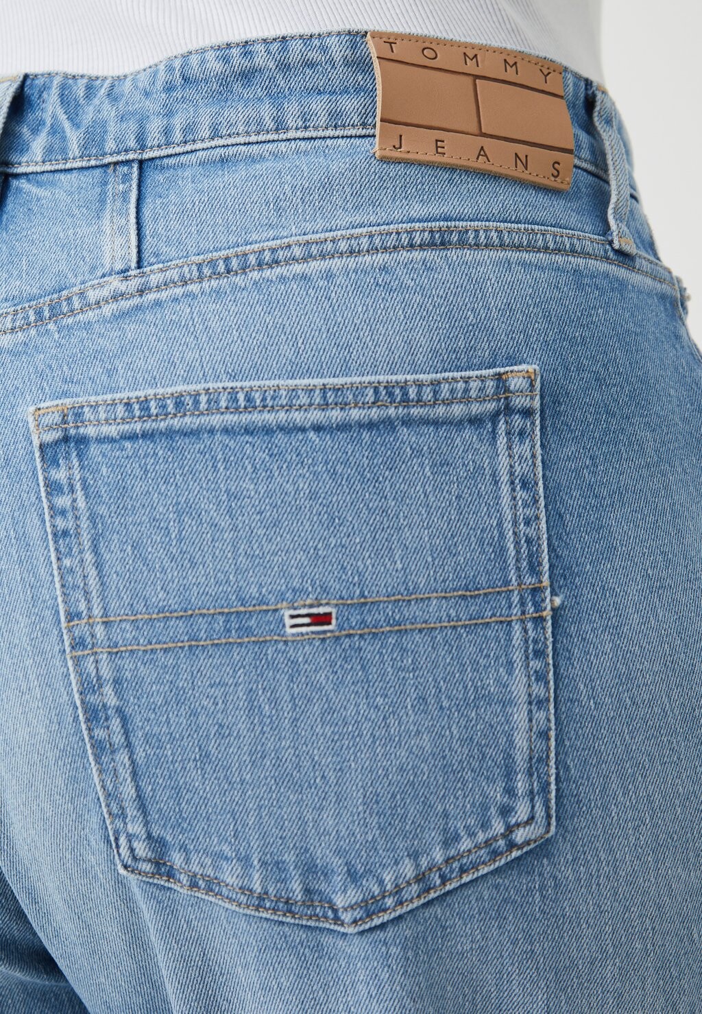 

Джинсы свободного покроя Tommy Hilfiger, светлый деним Mom Tapered