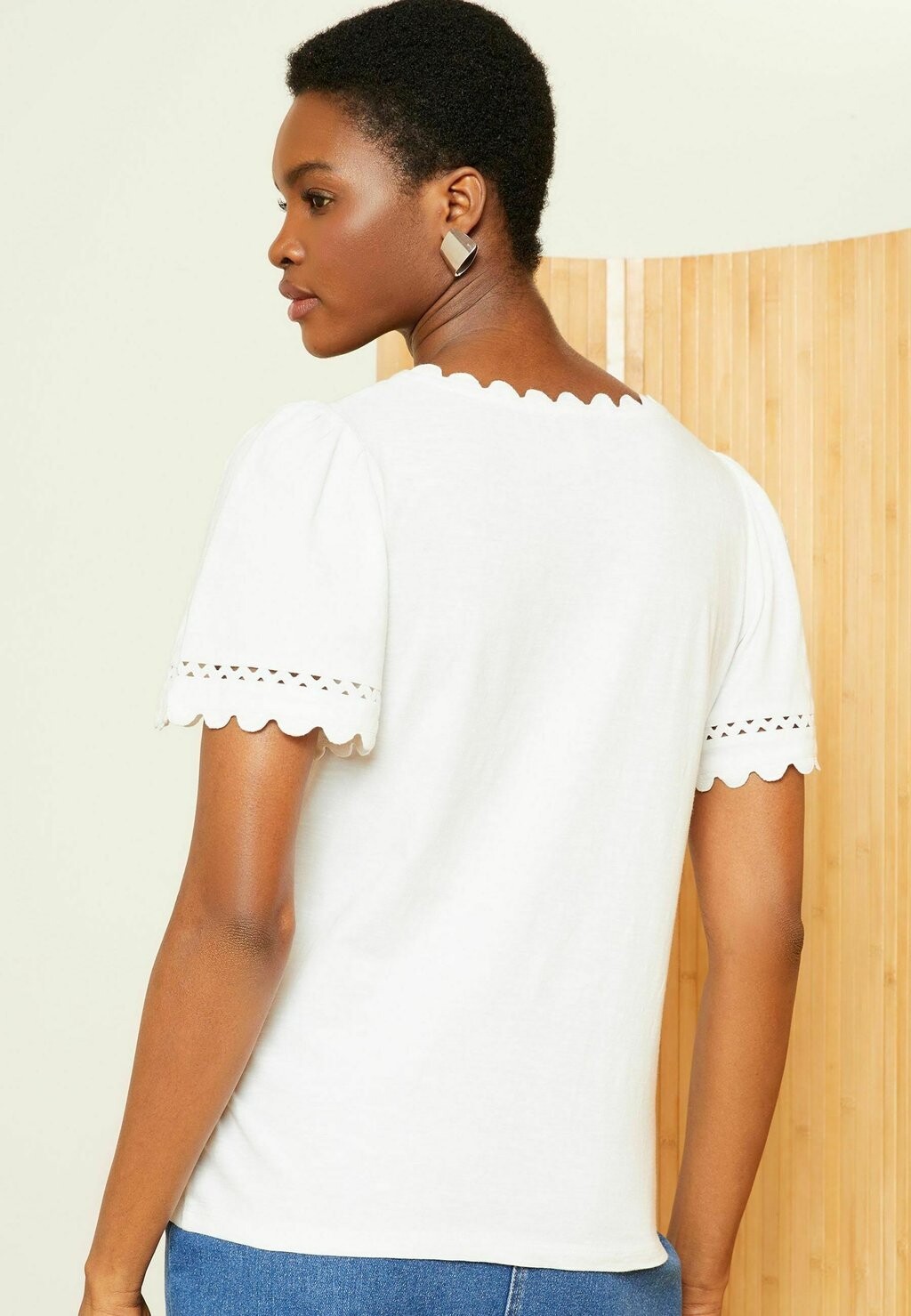 

Футболка с принтом SCALLOP V NECK- REGULAR FIT Love & Roses, белый