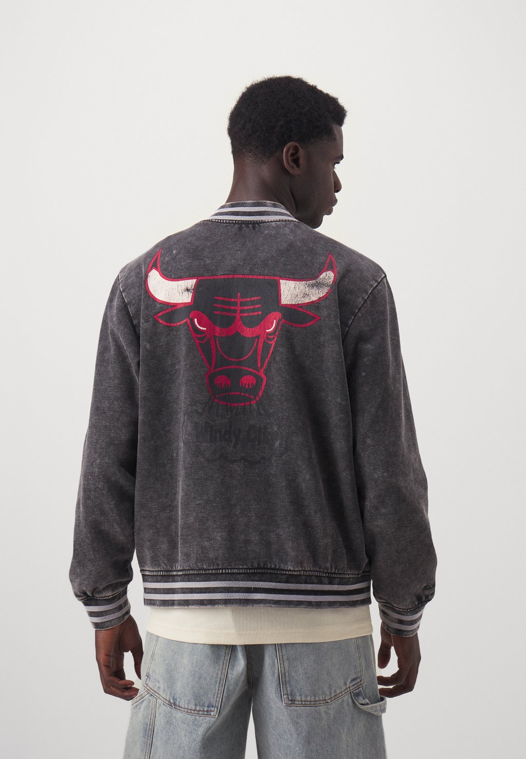 

Клубная одежда NBA CHICAGO BULLS OVERSIZED VARSITY JACKET Mitchell & Ness, черный