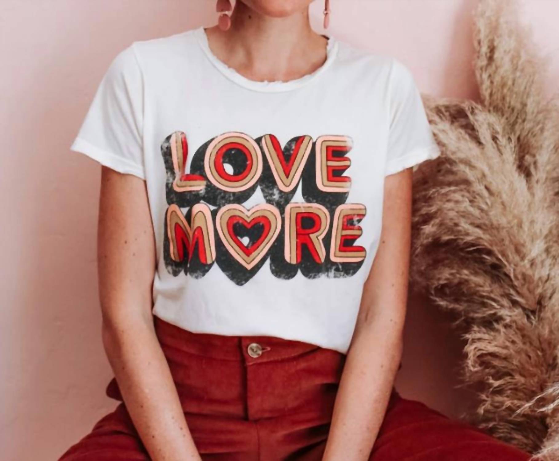 

Футболка Love More в белом цвете Dazey LA