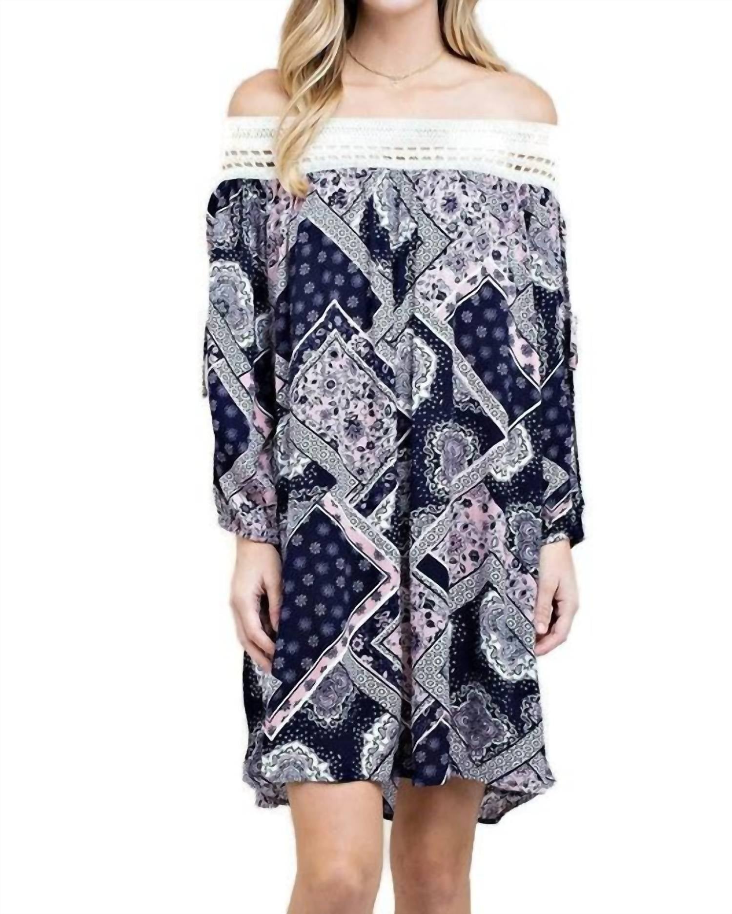 

Платье с открытыми плечами в стиле пэчворк в стиле батик розового цвета KORI