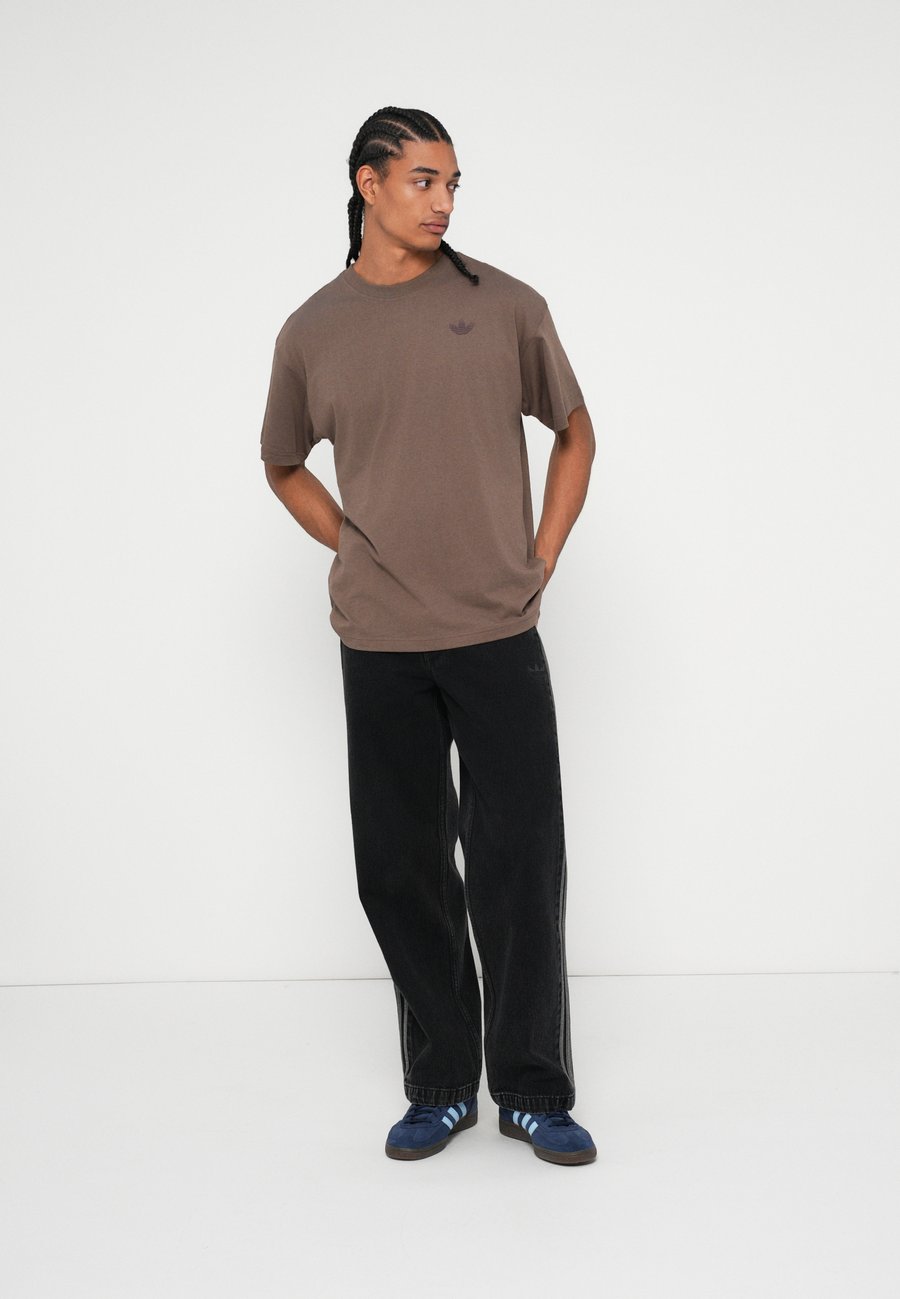 Футболка Adidas Originals RAMEN TREFFY UNISEX, Earth Strata/Brown — фото 3
