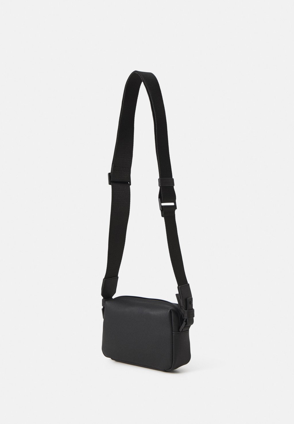 

Сумка через плечо MUST CAMERA BAG Calvin Klein, черный