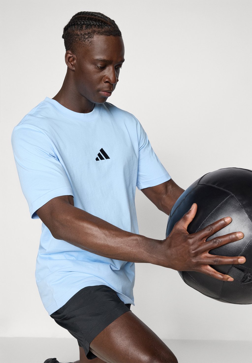 Базовая футболка ESSENTIALS SMALL LOGO SINGLE Adidas Sportswear, светло-голубой — фото 4