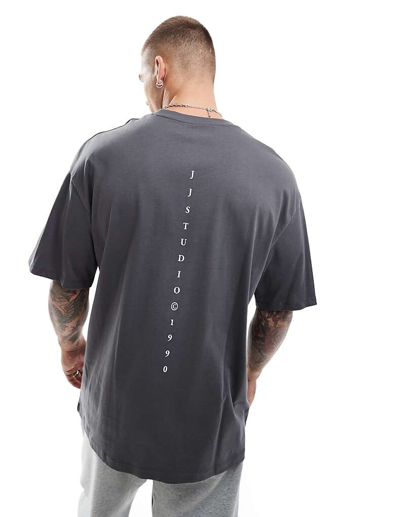 

Jack & Jones – графитовая футболка оверсайз с принтом Studio на спине
