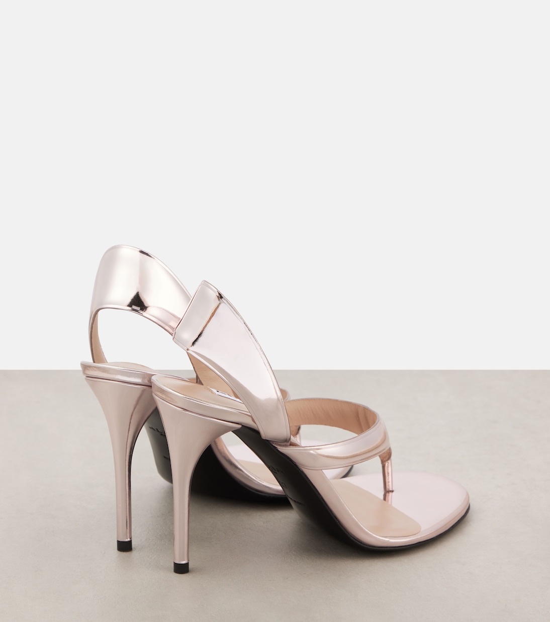 Сандалии Infradito из зеркальной кожи Alaïa, Blush Argent — фото 2