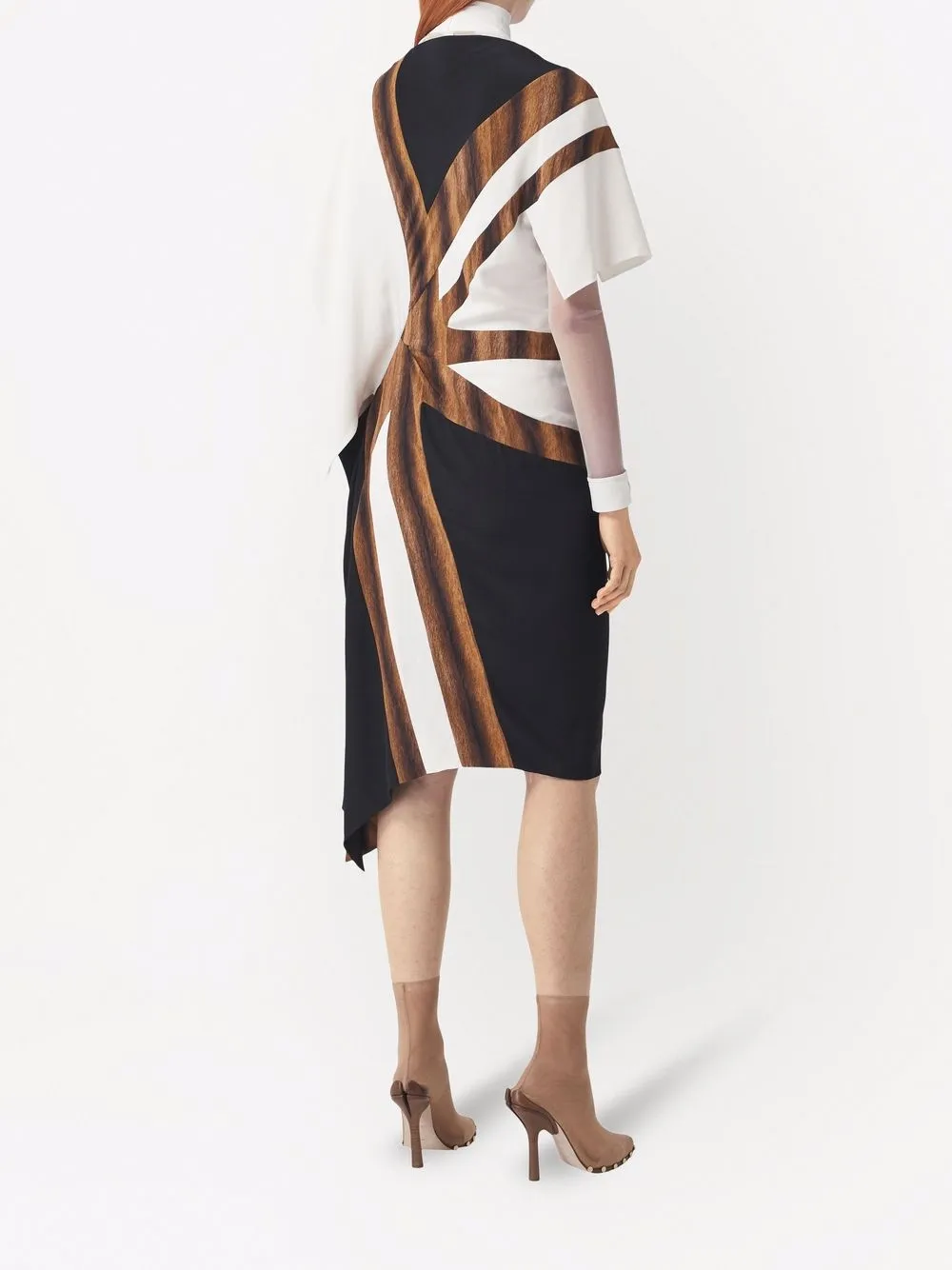 Платье Burberry шелковое асимметричного кроя с принтом, черное — фото 4