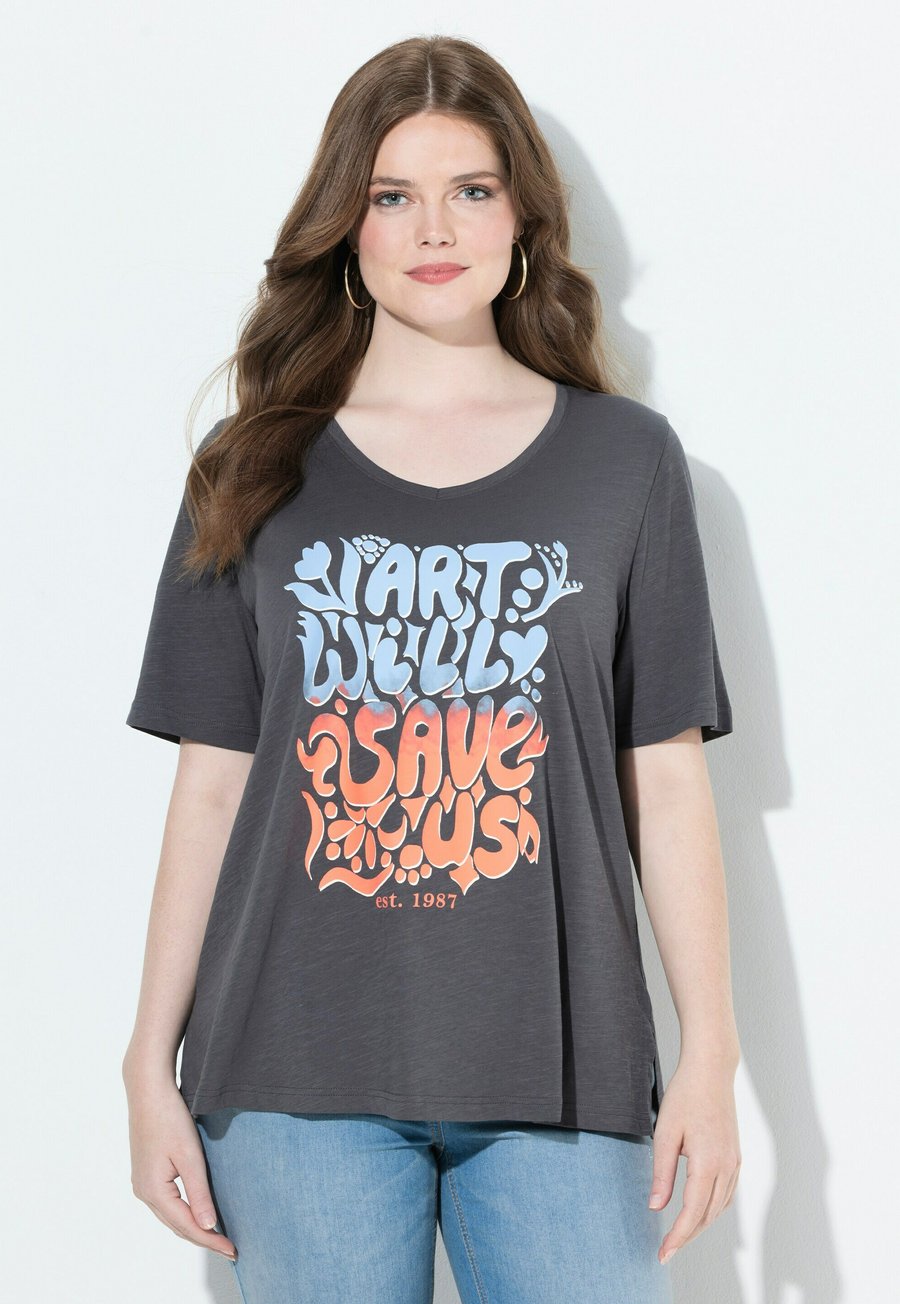 

Футболка Ulla Popken ART WILL SAVE US SHORT SLEEVE GRAPHIC , Graphite Grey/Grey, Серый, Футболка Ulla Popken ART WILL SAVE US SHORT SLEEVE GRAPHIC , Graphite Grey/Grey