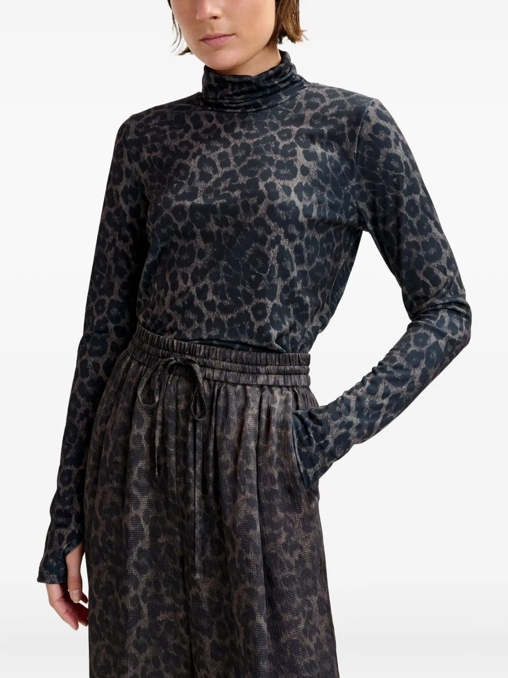 

Футболка Isperenza с леопардовым принтом Essentiel Antwerp, черный