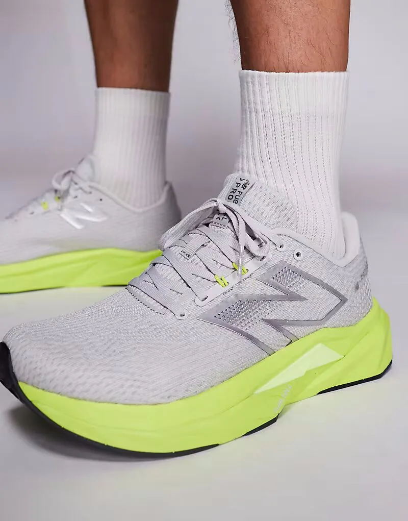 Кроссовки для бега New Balance Fuelcell Propel серого и неоново-зеленого цвета — фото 3