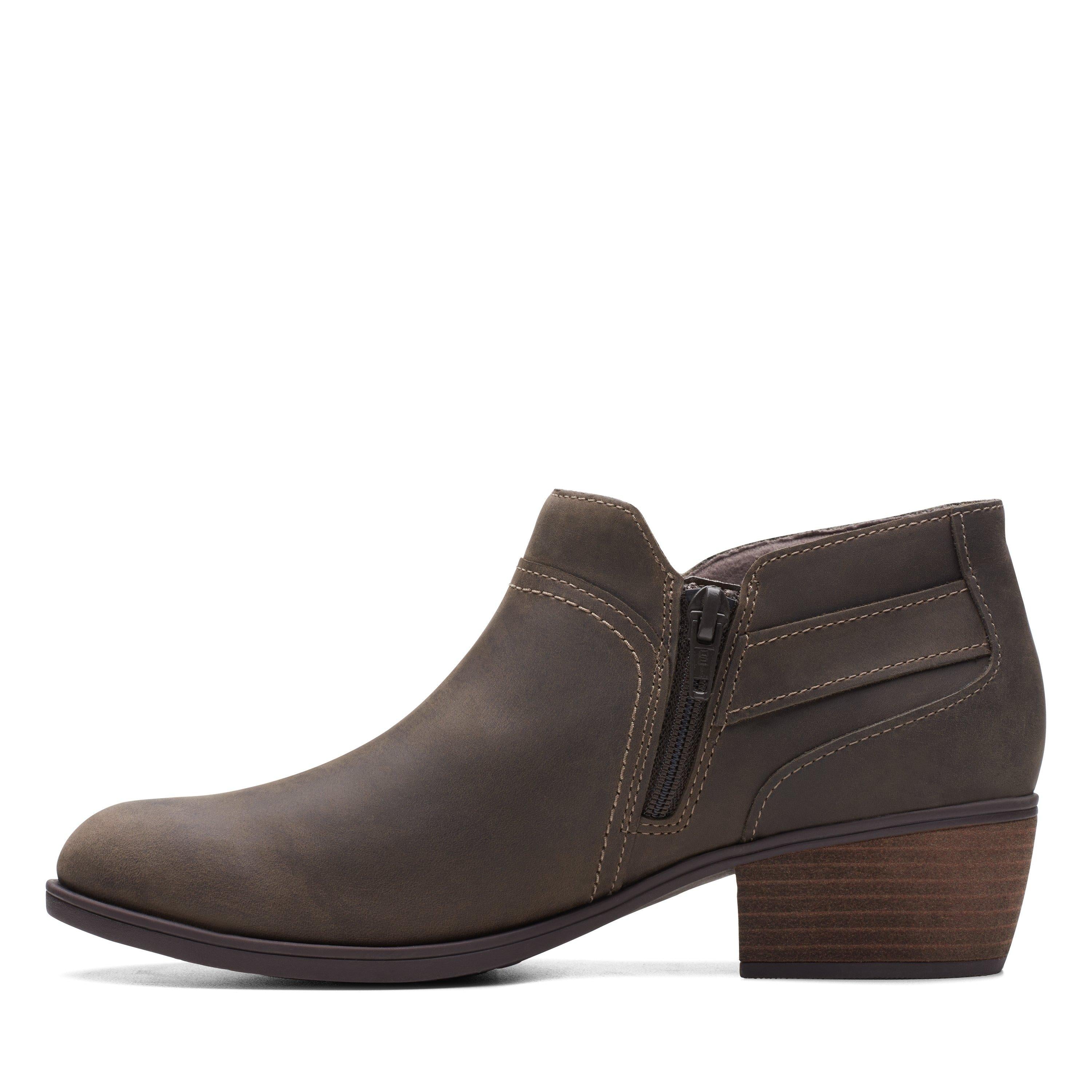 Ботильоны женские Clarks на каблуке с пряжкой, коричневый — фото 4