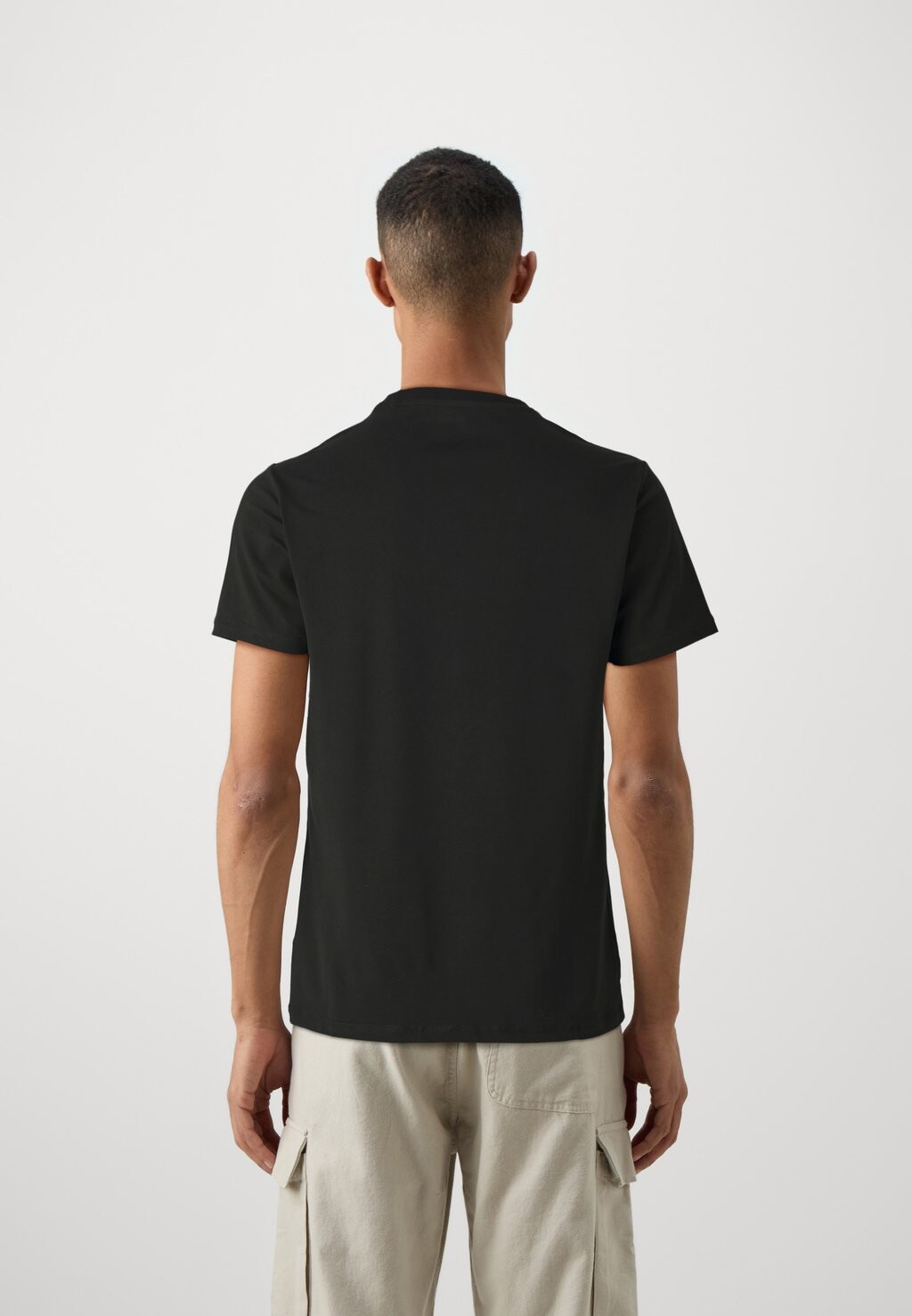 

Принт на футболке SMALL TRIANGLE LOGO TEE Guess, черный